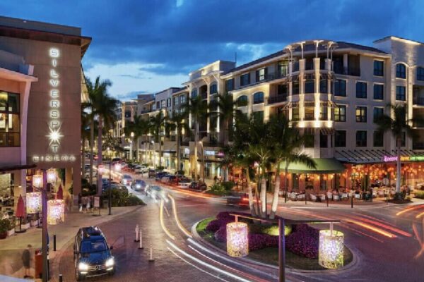 Walk or bike to Beaches and Mercato shops! New 75 inch TV and relaxing hot tub!